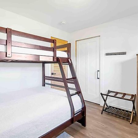 2 Bedroom Getaway On The River/Close To Marina Belle River Екстер'єр фото