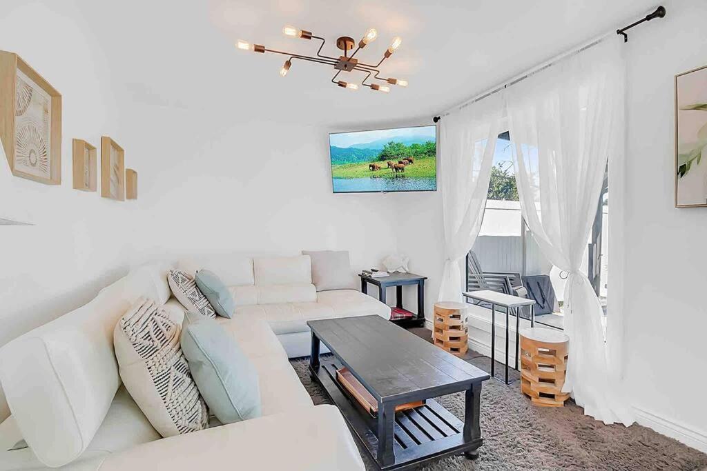 2 Bedroom Getaway On The River/Close To Marina Belle River Екстер'єр фото