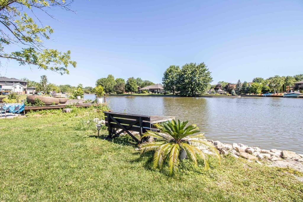 2 Bedroom Getaway On The River/Close To Marina Belle River Екстер'єр фото
