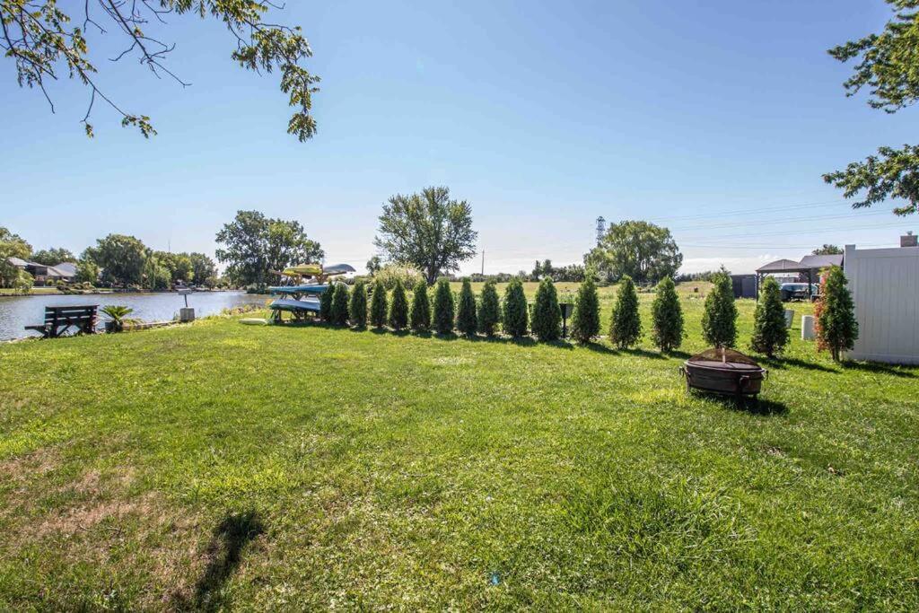 2 Bedroom Getaway On The River/Close To Marina Belle River Екстер'єр фото